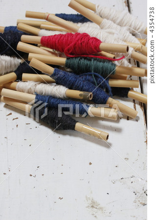 螺紋纏繞在一個小管中 螺紋纏繞在一個小管中 4354738