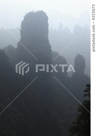 張家界茶林步道風景區觀景塔的岩峰 4355073
