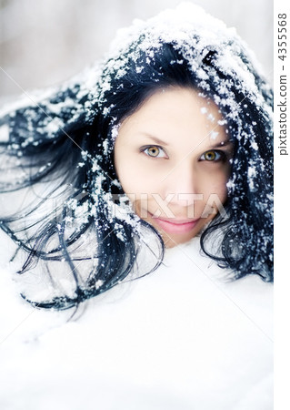 Woman winter portrait 4355568