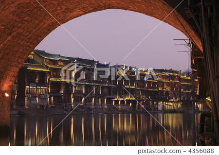 羅江和吊塔街道 4356088