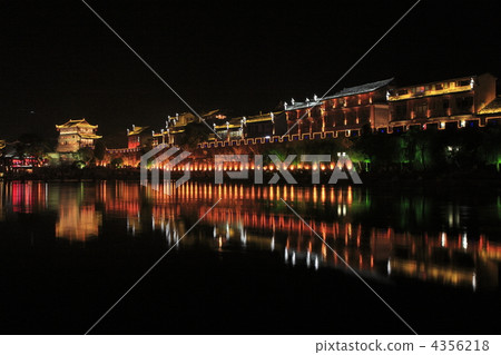 鳳凰城晚城堡北門城堡塔，牆和街道 4356218