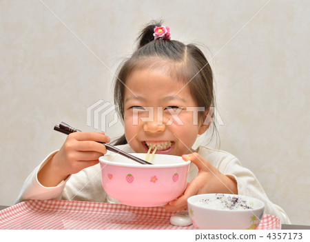 吃麵條的女孩 4357173