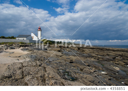 Lighthouse at low tide 4358851