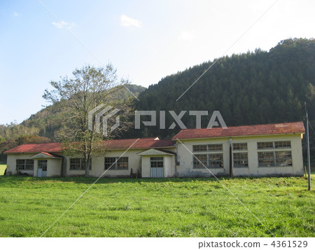 在草原中止 4361529