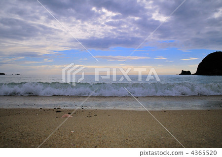 Gushing wave 4365520