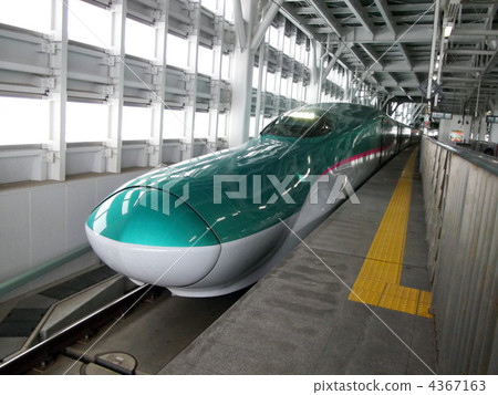 Shin Aomori station's "Hayabusa" Shin Aomori station's "Hayabusa" 4367163