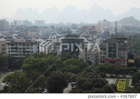 奇怪的岩石和街道 奇怪的岩石和街道 4367607