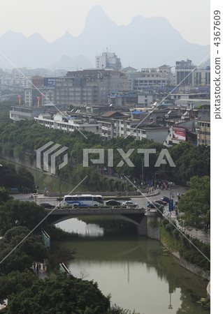 奇怪的岩石和街道 奇怪的岩石和街道 4367609