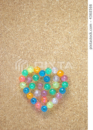 用圖釘做的心臟在黃柏板 4368566