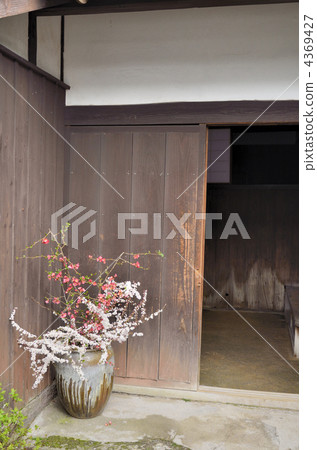 Flower's entrance 4369427