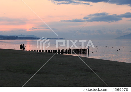 走在日落的夫婦 4369978