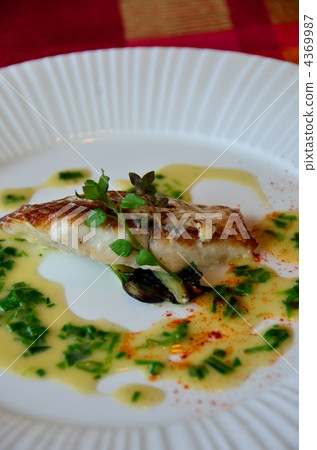 時令蔬菜和魚類菜餚 時令蔬菜和魚類菜餚 4369987