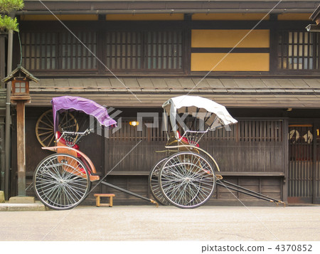 岐阜縣飛Tak高山市的老城鎮景觀和人力車 岐阜縣飛Tak高山市的老城鎮景觀和人力車 4370852