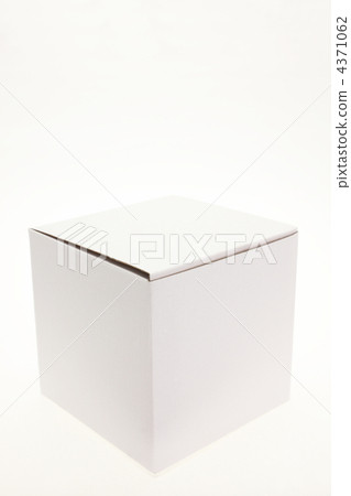 A closed cardboard box 4371062