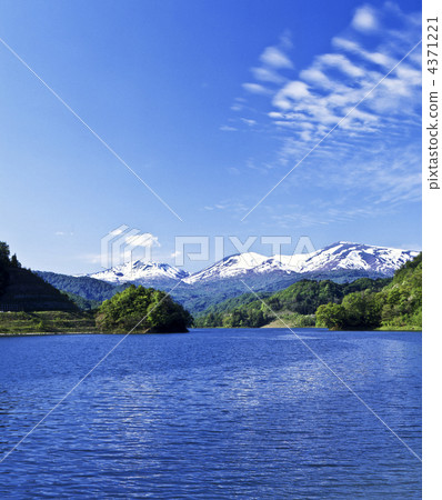 Tsukiyama Lake and the Asahi Renge 4371221