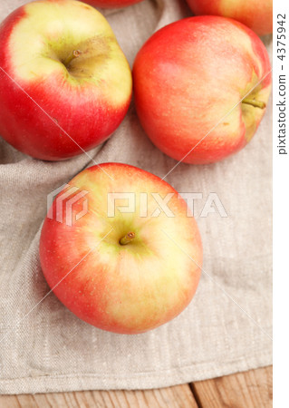fresh apples 4375942