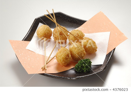 Deep-fried quail skewers 4376023