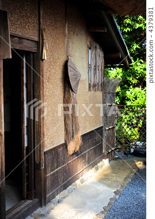 Kyoto Sagano entrance with sashimon and mackerel of the earth wall of the persimmon Kyoto Sagano entrance with sashimon and mackerel of the earth wall of the persimmon 4379381