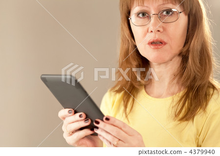 woman reading book woman reading book 4379940