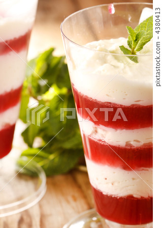 dessert with berries 4380413