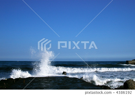 whitecaps, blue sky, sea spray 4386192