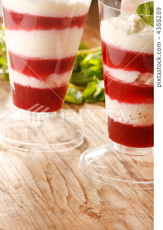 dessert with berries 4388289