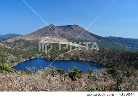 霧島山脈“韓國山（Kaku Dake）”和湖火山口“白紫色池塘” 4389044