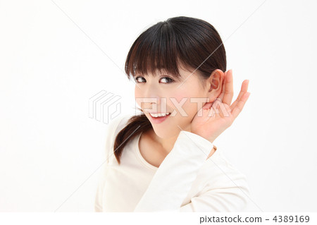 把她的手放的婦女在她的耳朵上 4389169