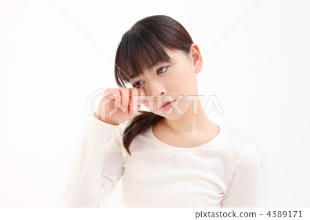 一個女人撫摸她的眼睛 4389171