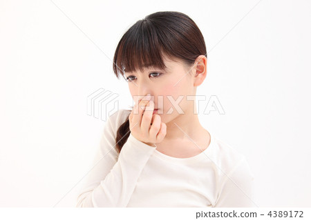 一個女人抱著一個鼻子 一個女人抱著一個鼻子 4389172