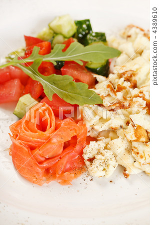 Scrambled eggs with salmon and vegetables Scrambled eggs with salmon and vegetables 4389610