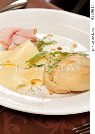 Poached egg with bacon and toast Poached egg with bacon and toast 4389613
