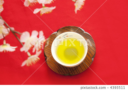 Green tea and cherry blossoms Green tea and cherry blossoms 4393511