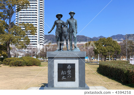 Statue of the desired ship 4394258