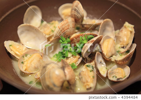 Steaming delicious clams 4394484