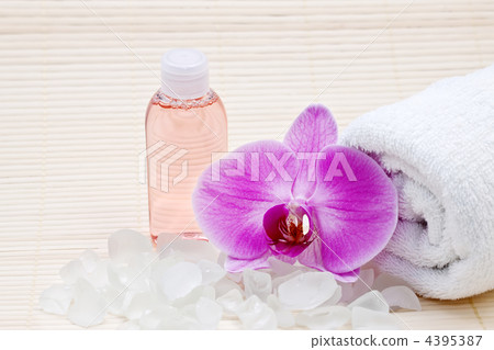 Pink orchid, white towels and bath salts. Spa set 4395387