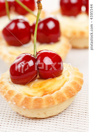 tart with cherries 4395544