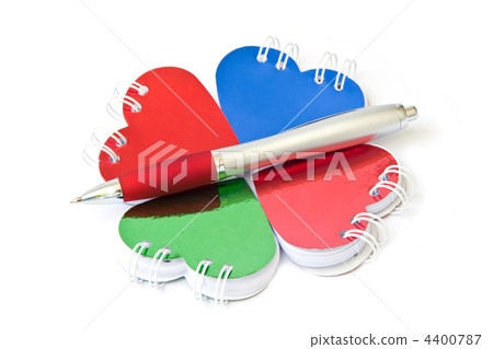 Four heart-shaped notepad and pen. 4400787