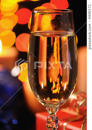 Wineglass with a champagne 4406571