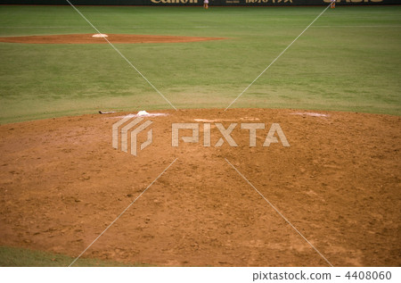 A solitary pitcher mound who climbs the baseball life 4408060