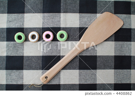 Icing cookies and a wooden spatula - image of making sweets Icing cookies and a wooden spatula - image of making sweets 4408862