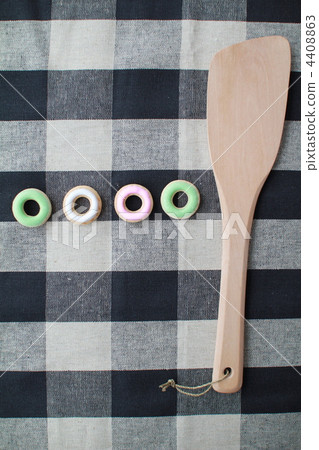 Icing cookies and a wooden spatula - image of making sweets Icing cookies and a wooden spatula - image of making sweets 4408863