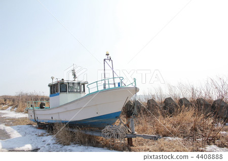 A small boat on land 4408888