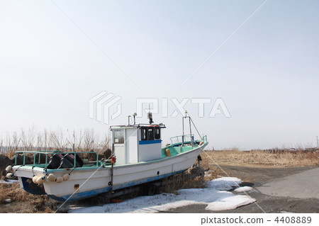 A small boat on land 4408889