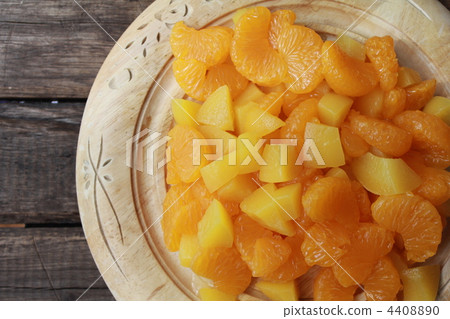 Yellow peaches and mandarins in syrup 4408890