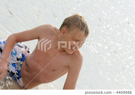 teenager in the sea 4409986