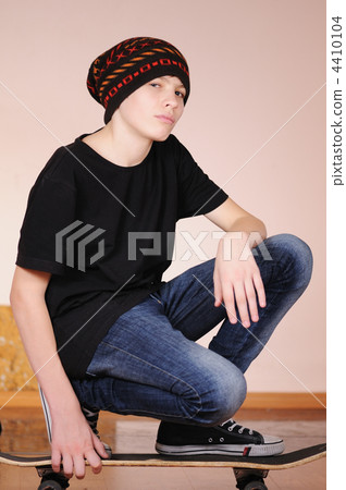 The teenager with a skateboard 4410104