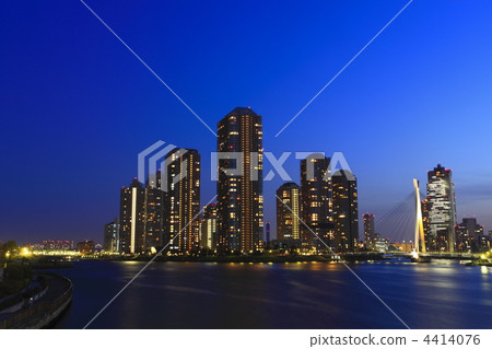 與超高層公寓小組的暮色夜視圖可看見 4414076