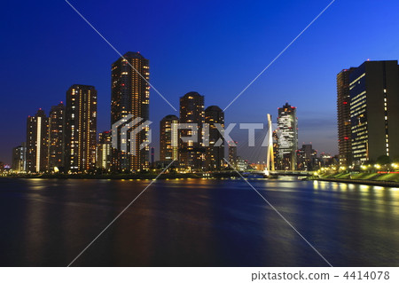 與超高層公寓小組的暮色夜視圖可看見 4414078