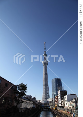 建築物之間的天空樹 建築物之間的天空樹 4416878